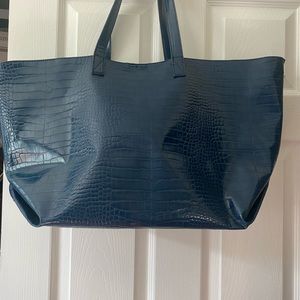 Who has the BLUES TOTE